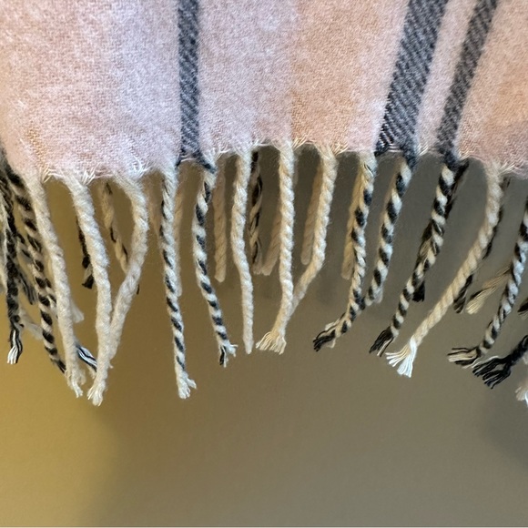 V.FRAAS Pink Plaid Pattern CASHMINK Fringe Scarf NWOT - Picture 3 of 6